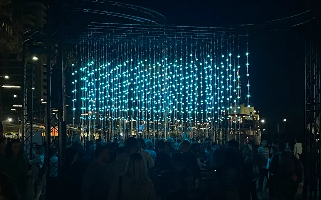 Pixel Curtain LED para escenarios y festivales en la Costa del Sol